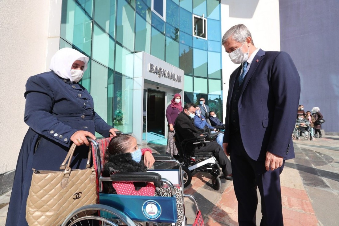 Şahinbey’den engellilere tekerlekli sandalye