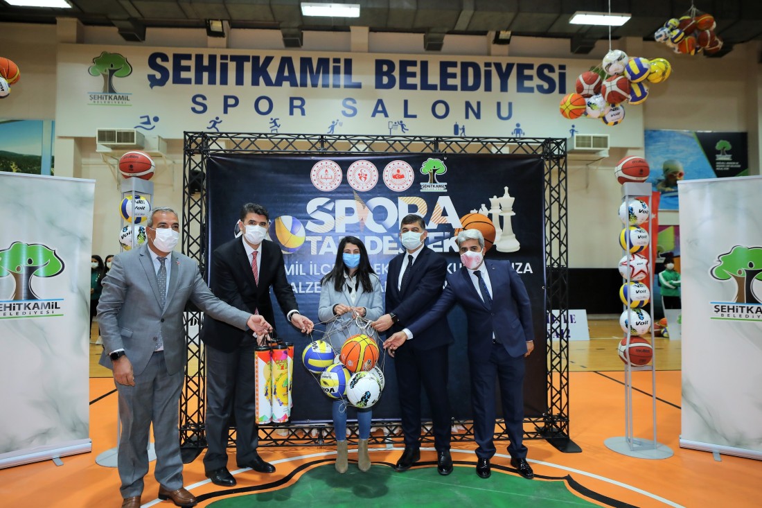 Şehitkamil’den 351 okula sportif malzeme yardımı