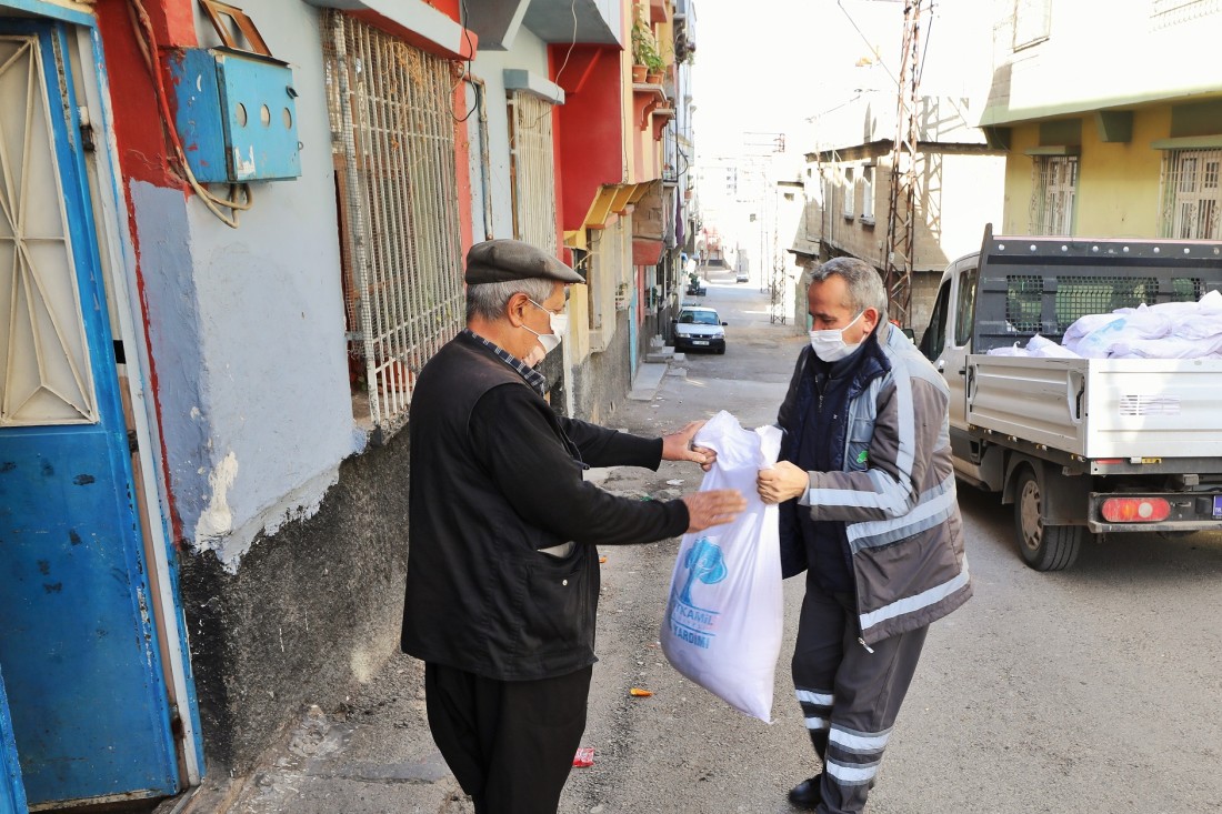 Şehitkamil’den binlerce aileye gıda yardımı desteği