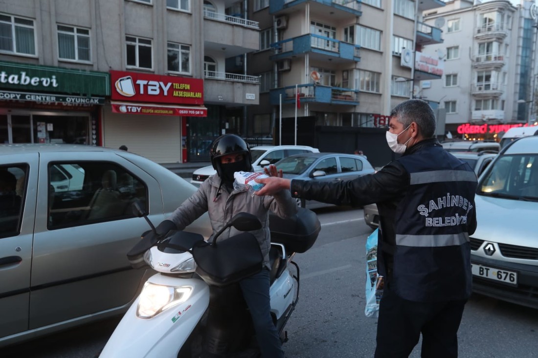 İftara yetişemeyen vatandaşlara kumanya dağıtıldı