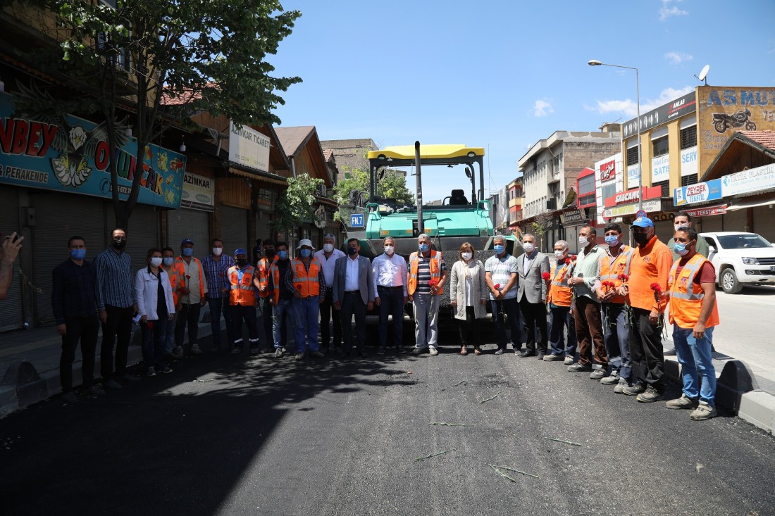 Tam kapanmada yollar asfaltlanıyor