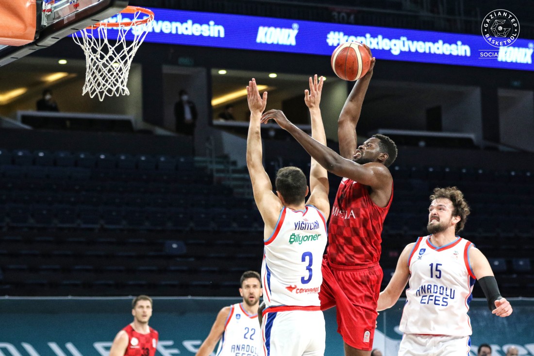 Empera Halı Gaziantep Basketbol’un Anadolu Efes’e gücü yetmedi: 96-73