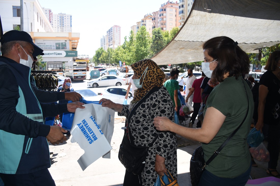 Şahinbey Belediyesi kurban atık poşeti dağıtıyor