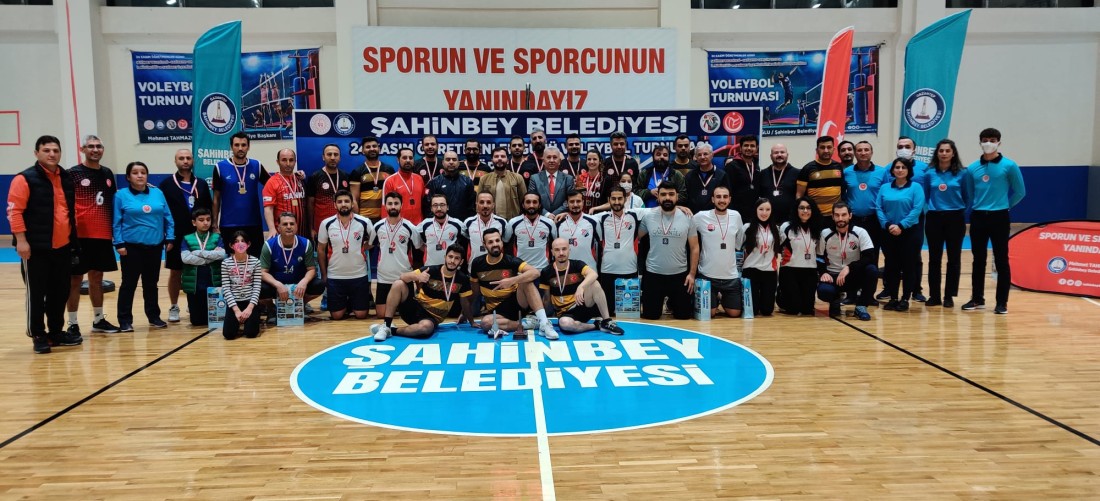 Öğretmenler voleybol turnuvasında moral buldu