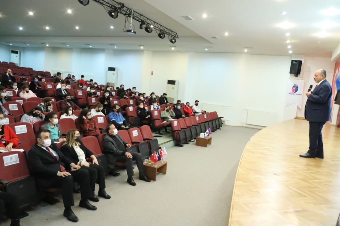 HKÜ Rektörü Prof. Dr. Türkay Dereli öğrencilerle buluştu