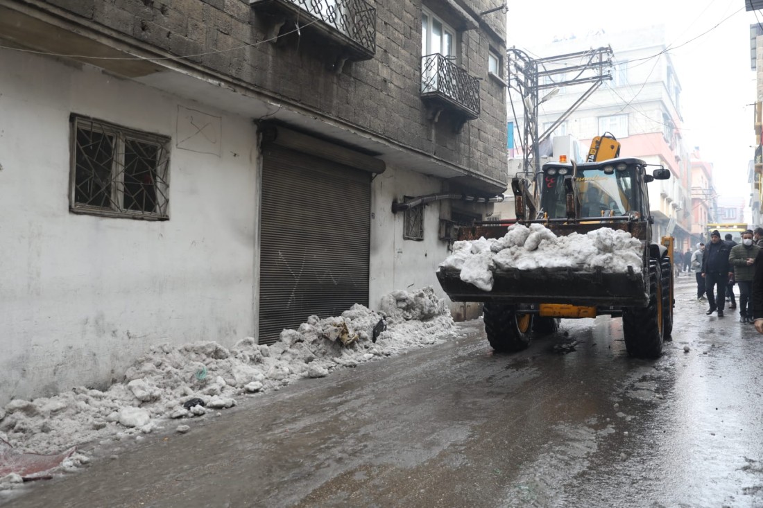 Ara sokaklardaki karlar temizleniyor