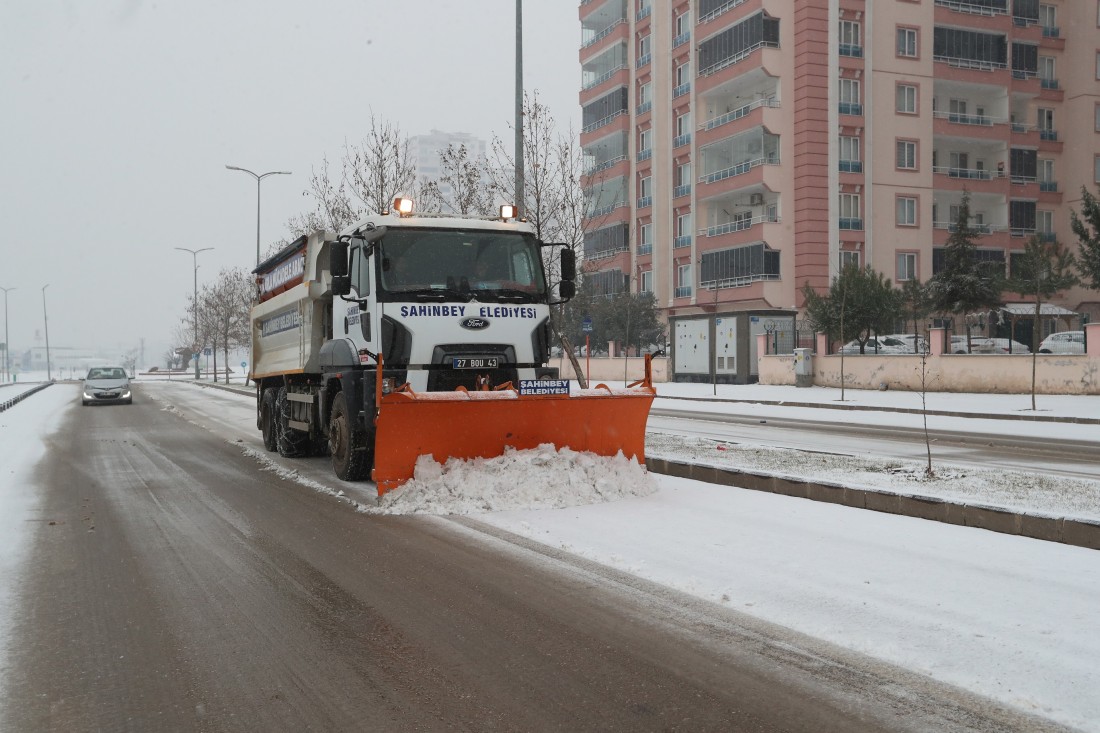 Şahinbey’de karlar temizleniyor