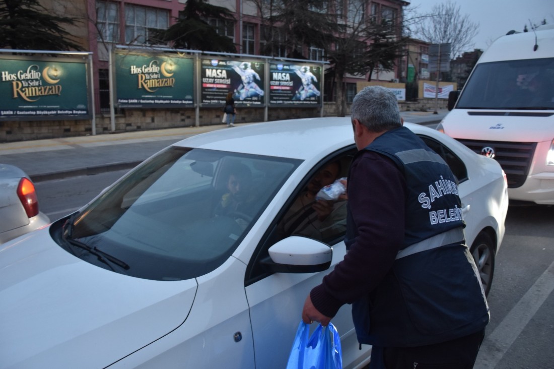 Şahinbey Belediyesi İftara Beş Kala Vatandaşın Yanında