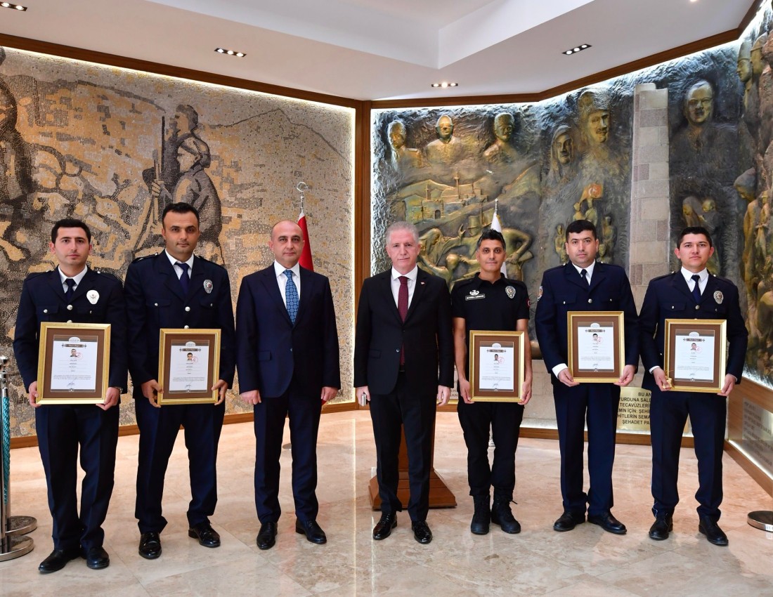 Süleyman Soylu polis memurlarını ödüllendirdi. 