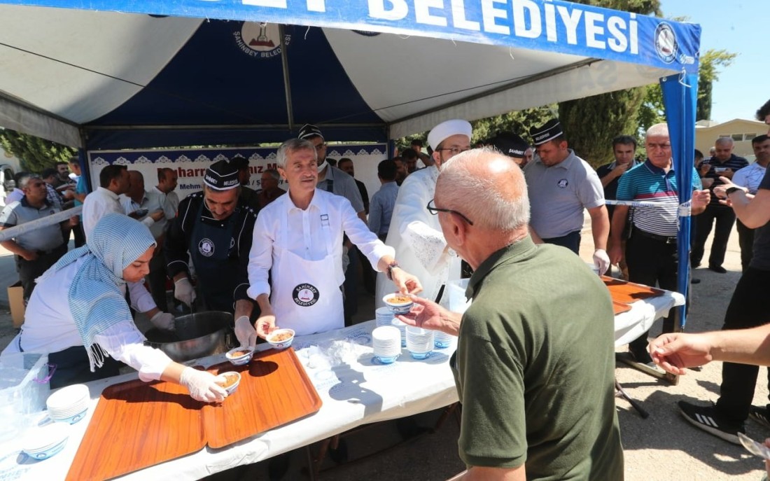 Şahinbey Belediyesi’inden Her Gün 12 Bin Kişiye Aşure İkramı