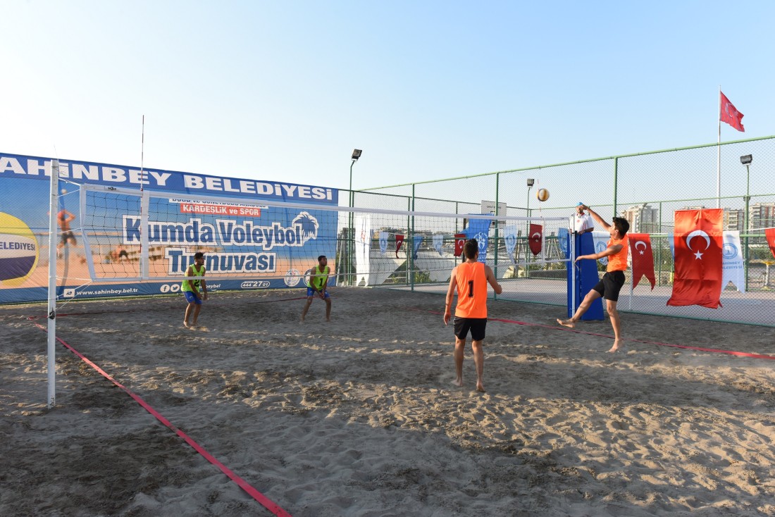 Şahinbey Belediyesi’nden Kumda Voleybol Turnuvası 