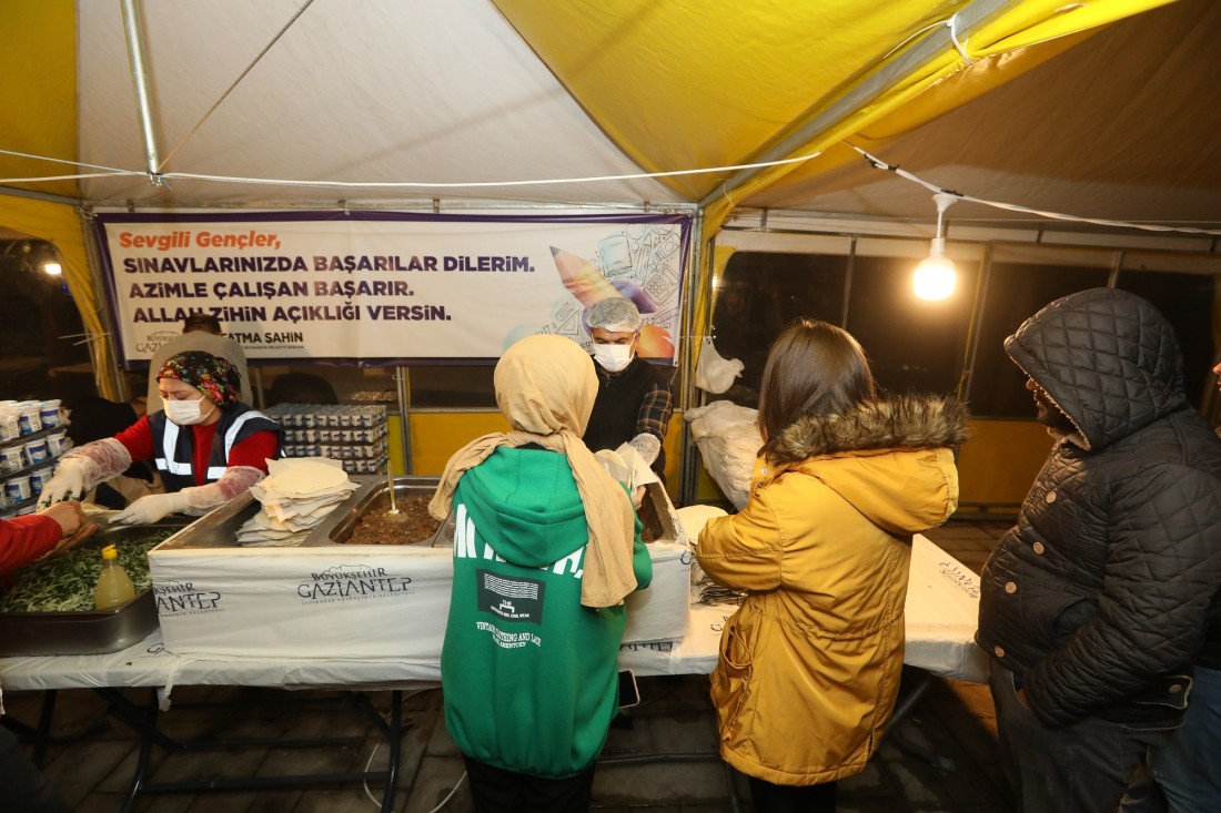 Sınav döneminde öğrencilere yemek