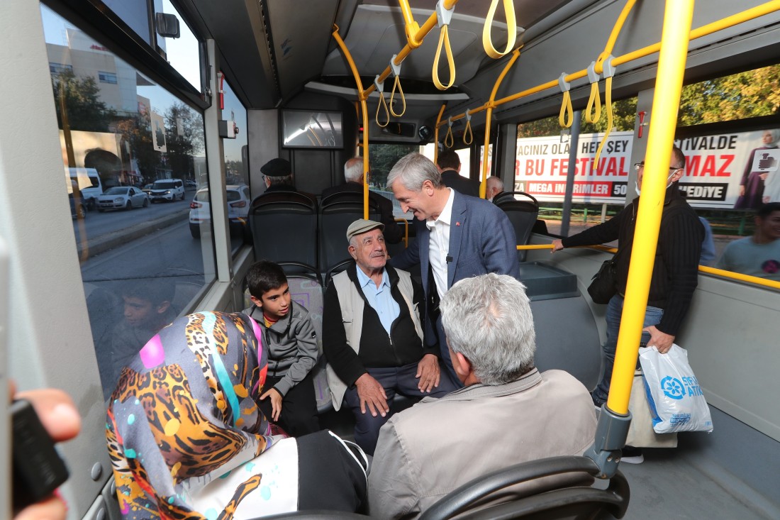 Başkan Tahmazoğlu Vatandaşlarla Otobüste Bir Araya Geldi 