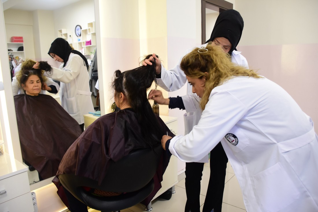 Şahinbey Belediyesi sosyal tesisinde saç bakımı hizmeti