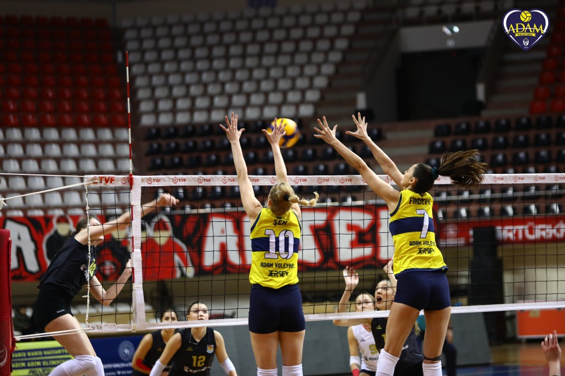 Adam Voleybol liderliğini sürdürdü: 3-0