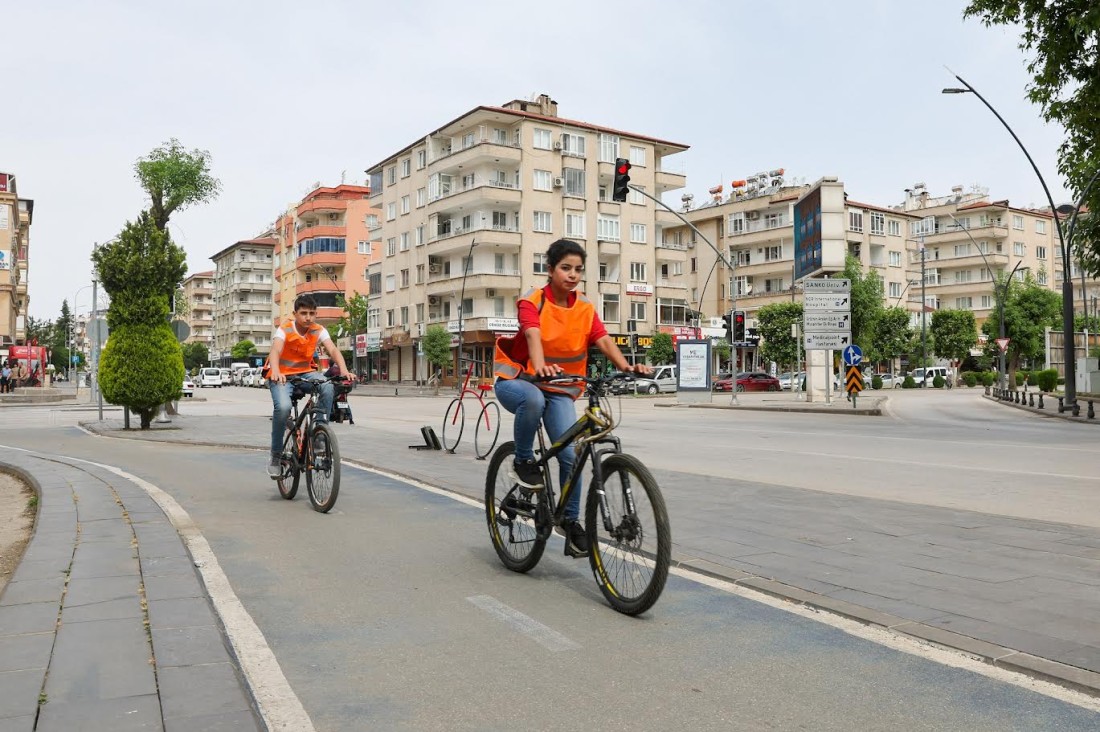 Büyükşehir 6 Bin Adet Reflektif Yelek Dağıttı