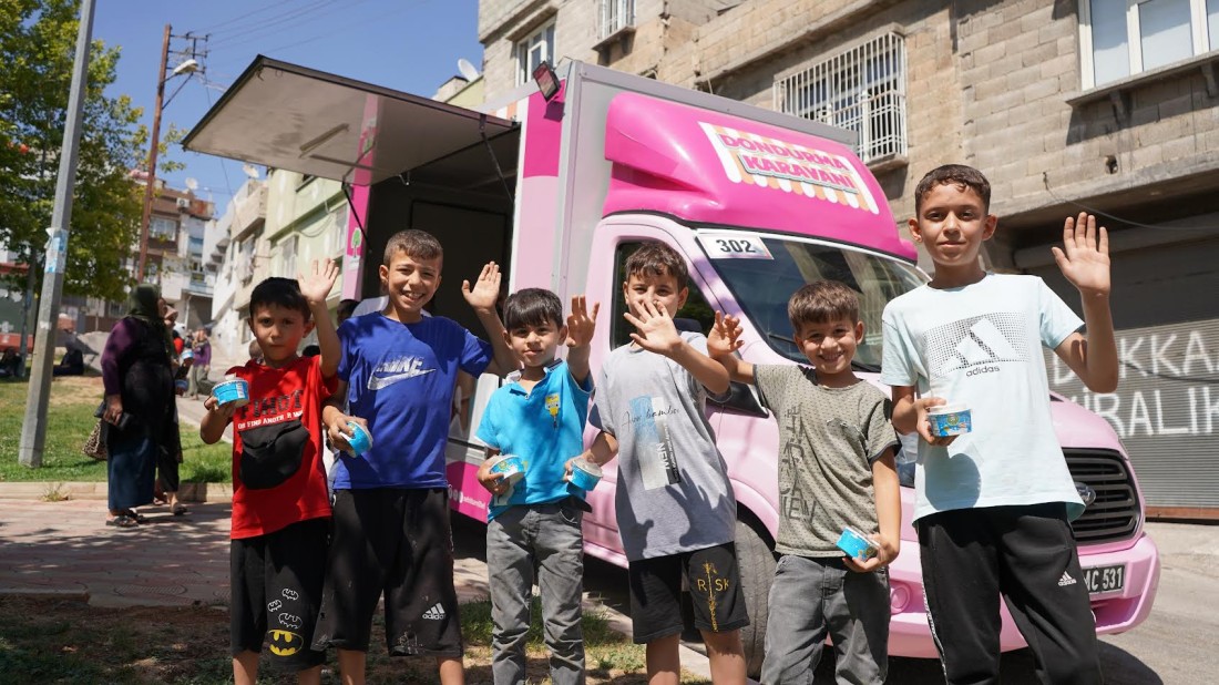 Dondurma Karavanı Çıksorut ve Yeşilova’da ki Çocuklara Mutluluk Götürdü