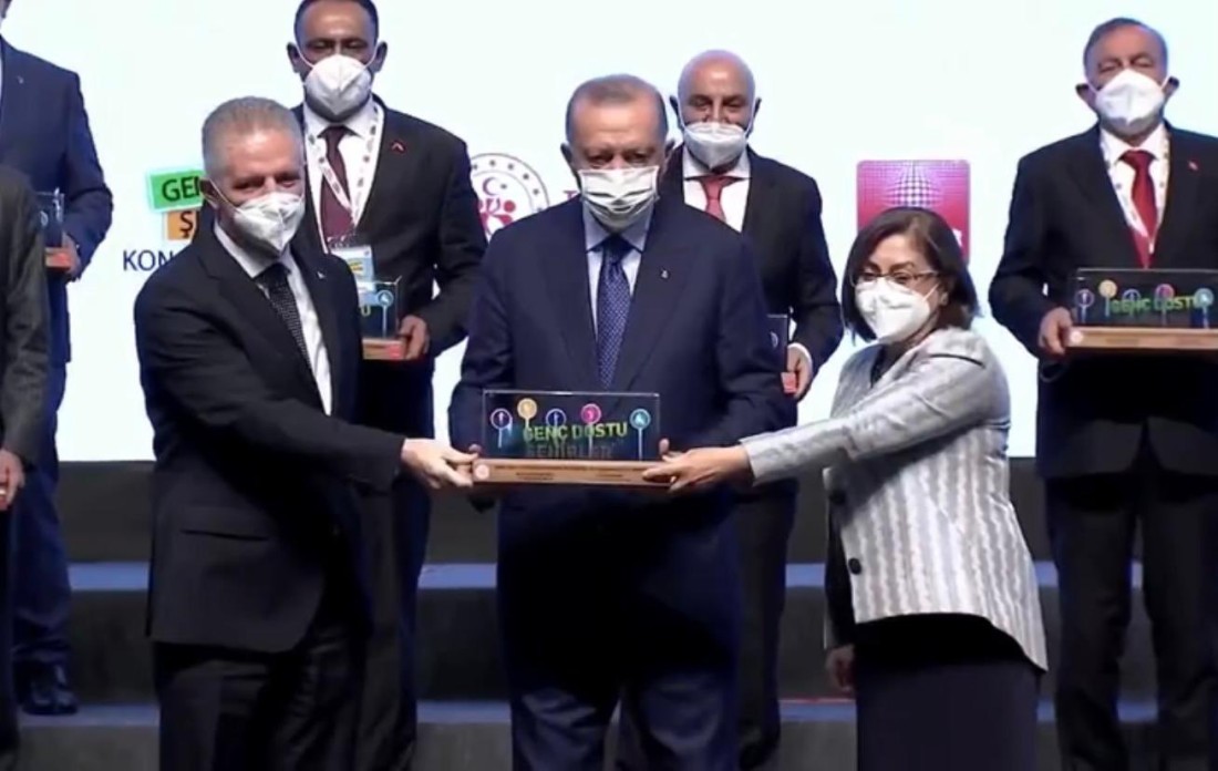 Vali Gül ve Şahin’e Cumhurbaşkanı Erdoğan’dan ödül